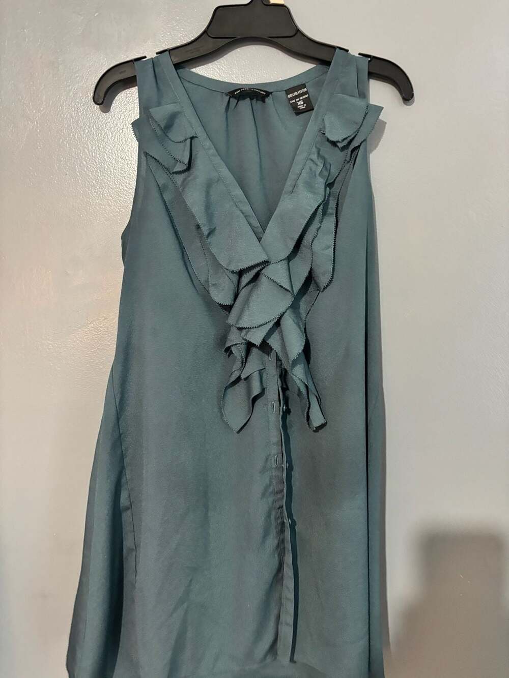 New York & Company Sleeveless Ruffled V-Neck Blouse XS
